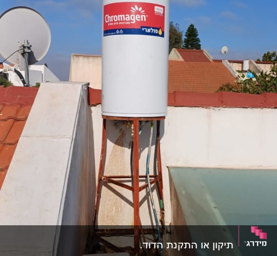 דוד שמש על גג עם רקע שמיים כחולים